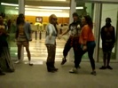 Demi Dançando Na Porta Do Hotel RJ 213
