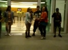 Demi Dançando Na Porta Do Hotel RJ 242