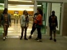 Demi Dançando Na Porta Do Hotel RJ 255