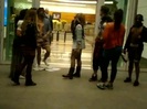 Demi Dançando Na Porta Do Hotel RJ 558