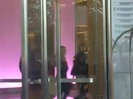 Demi Lovato en Argentina 28_4_12 Salida del Hotel Madero 1118