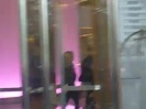 Demi Lovato en Argentina 28_4_12 Salida del Hotel Madero 1134