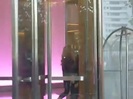 Demi Lovato en Argentina 28_4_12 Salida del Hotel Madero 1167