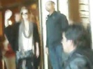 Demi Lovato Saludando en el hotel Radisson Uruguay 29_04_12 0131