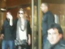 Demi Lovato Saludando en el hotel Radisson Uruguay 29_04_12 0193