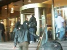 Demi Lovato Saludando en el hotel Radisson Uruguay 29_04_12 0750