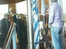 Demi Lovato Saludando en el hotel Radisson Uruguay 29_04_12 0930