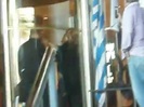 Demi Lovato Saludando en el hotel Radisson Uruguay 29_04_12 0955