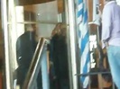 Demi Lovato Saludando en el hotel Radisson Uruguay 29_04_12 0956