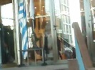 Demi Lovato Saludando en el hotel Radisson Uruguay 29_04_12 1118