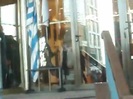 Demi Lovato Saludando en el hotel Radisson Uruguay 29_04_12 1120