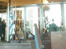 Demi Lovato Saludando en el hotel Radisson Uruguay 29_04_12 1275