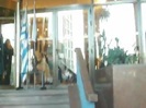 Demi Lovato Saludando en el hotel Radisson Uruguay 29_04_12 1278