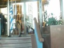 Demi Lovato Saludando en el hotel Radisson Uruguay 29_04_12 1285