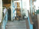 Demi Lovato Saludando en el hotel Radisson Uruguay 29_04_12 1323