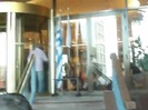 Demi Lovato Saludando en el hotel Radisson Uruguay 29_04_12 1360
