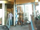 Demi Lovato Saludando en el hotel Radisson Uruguay 29_04_12 1362