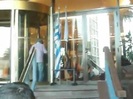 Demi Lovato Saludando en el hotel Radisson Uruguay 29_04_12 1367