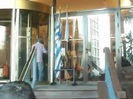Demi Lovato Saludando en el hotel Radisson Uruguay 29_04_12 1371