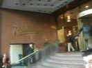 Demi Lovato Saludando en el hotel Radisson Uruguay 29_04_12 1427
