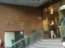 Demi Lovato Saludando en el hotel Radisson Uruguay 29_04_12 1430
