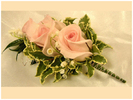 cocarda%20trandafiri%20roz%20,lacramioare,frunze%20decor
