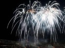 cei doi s-au oprit langa o fantana arteziana