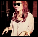 Eu ma duc sa caut... baia... ecologica. [zambi dupa care pleca afara]