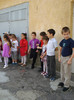 in curte, la umbra, cu colegii