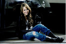 Miley se duce cu masina in service