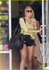 miley-cyrus-starbucks-toluca-lake-02