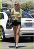 miley-cyrus-starbucks-toluca-lake-03