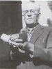 Jan Aarden analizind un porumbel