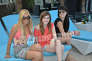 Ana, Cristina si Gloria la piscina ♥.