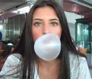 Antonia se price sa faca balone din guma