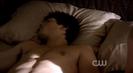 Damon se  prefacu ca doarme bustean ,ca Elena sa al trezeasca
