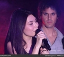 normal_miranda-cosgrove-miranda-cosgrove-kris-allen-WAs99S