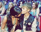 Selena il saruta pe Drew...
