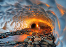 49. Un tunel de zapada din Rusia, iluminat cu o flacara