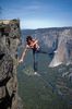 Dean Potter merge pe franghie in parcul Yosemite.