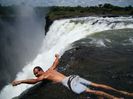 La granita dintre Zimbabwe si Zambia se afla cascada Victoria, care are in varf o piscina naturala