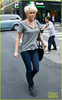 miley-cyrus-backless-shirt-philly-01