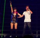 Justin-Bieber-aluneca-pe-scari-in-timpul-concertului-cu-Carly-Rae-Jepsen-video