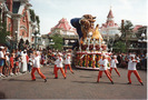 5.%2520Disneyland%2520Paris%2520-%2520Disney%2520Parade%252C%2520frumoasa%2520si%2520bestia