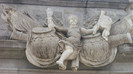 100_3094.. firiza decorata cu metope pe care sunt sculptate costume si arme de epoca ..