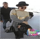 ∞ ♥ 　.; # îi zâmbeşte larg - jucându-se cu degetele lui.