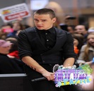 ☇ ∞ . # îşi atinge nasul de al ei ; zâmbind .