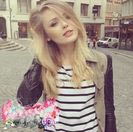 ; e drăguță ;3 are ochi frumoși ;;) . și arată bine la corp , păcat de voce ;-j