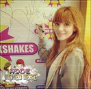 » ; mulțuu`mult :). #mălikşiemily + și ce faceți ? ;o3 [ se pune pe canapea . & se joacă pe tel. ;