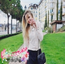 ; BINE - se uită pă telefon -